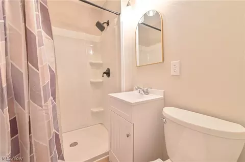 Bath - 229 Maplelawn Dr, Berea, OH 44017 photo 1 of 2