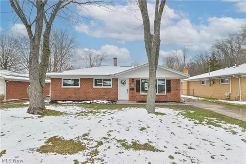 229 Maplelawn Dr, Berea, OH 44017