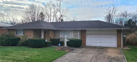 1353 Oakdale Dr NW, Warren, OH 44485