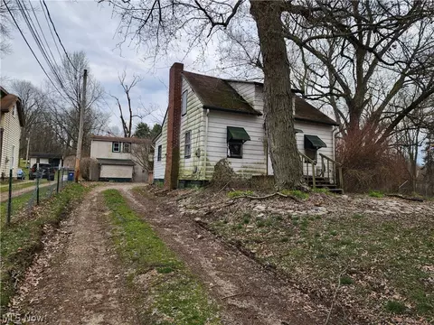 4529 Lenty Rd, Barberton, OH 44203