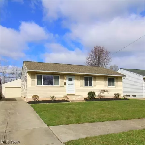4352 Sky Lane Dr, Cleveland, OH 44109