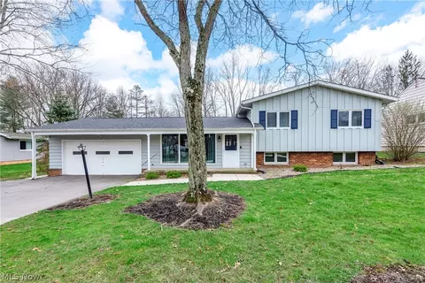 6704 Hawthorne Dr, Brecksville, OH 44141