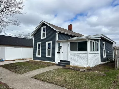 328 Sandusky St, Conneaut, OH 44030