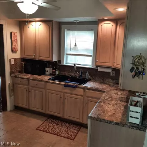 Kitchen - 30 Katherine St, Struthers, OH 44471 photo 5 of 6
