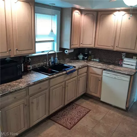 Kitchen - 30 Katherine St, Struthers, OH 44471 photo 3 of 6