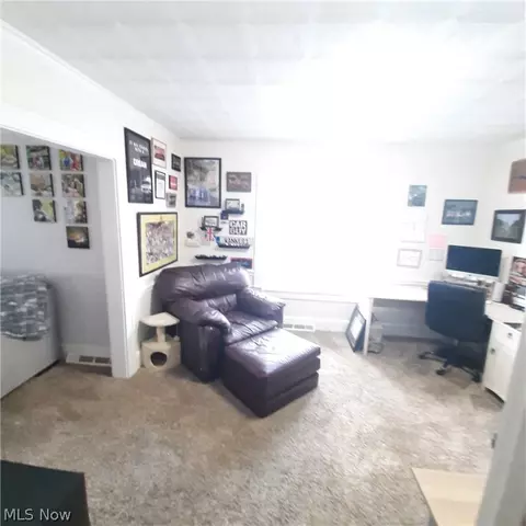 Living - 30 Katherine St, Struthers, OH 44471 photo 5 of 7