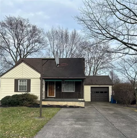 600 Audrey Ln, Struthers, OH 44471