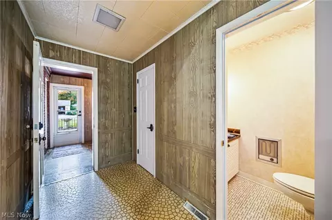 Entry Way - 3042 W 13th St, Ashtabula, OH 44004 photo 2 of 2