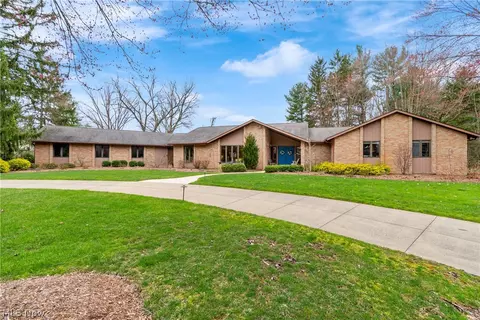 1037 Robinwood Hills Dr, Akron, OH 44333
