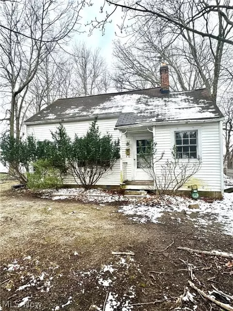 2240 Walter Rd, Westlake, OH 44145