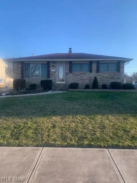 9203 Cambridge Dr, Parma, OH 44129