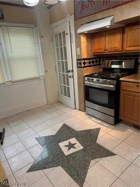 Kitchen - 2910 Park Dr, Lorain, OH 44052 photo 1 of 3