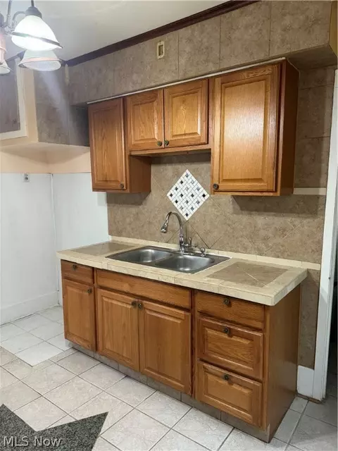 Kitchen - 2910 Park Dr, Lorain, OH 44052 photo 2 of 3