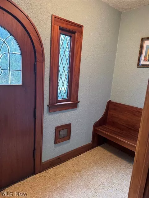 Entry Way - 2910 Park Dr, Lorain, OH 44052 photo 7 of 8