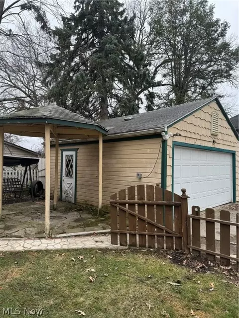 Exterior - 2910 Park Dr, Lorain, OH 44052 photo 7 of 14