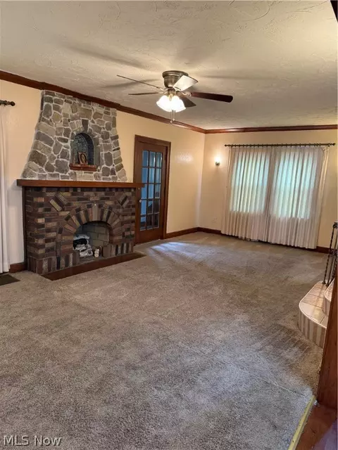 Living - 2910 Park Dr, Lorain, OH 44052 photo 3 of 3
