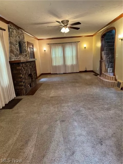 Living - 2910 Park Dr, Lorain, OH 44052 photo 1 of 3
