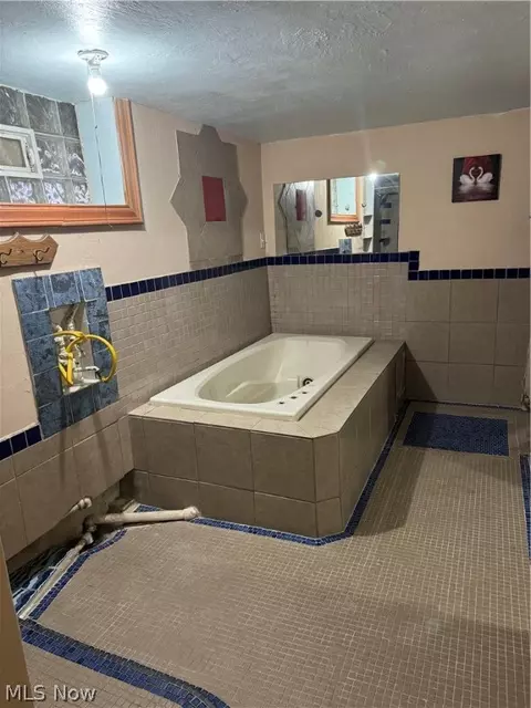 Bath - 2910 Park Dr, Lorain, OH 44052 photo 2 of 2
