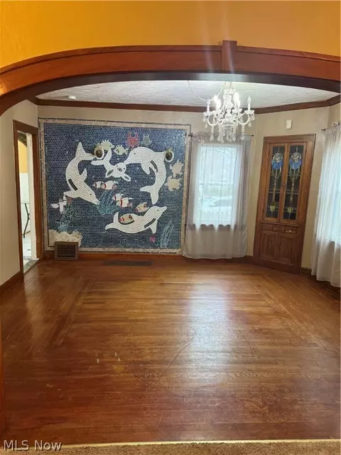 Living - 2910 Park Dr, Lorain, OH 44052 photo 2 of 3