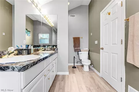 Bath - 2984 Rockefeller Rd, Willoughby Hills, OH 44092 photo 3 of 5