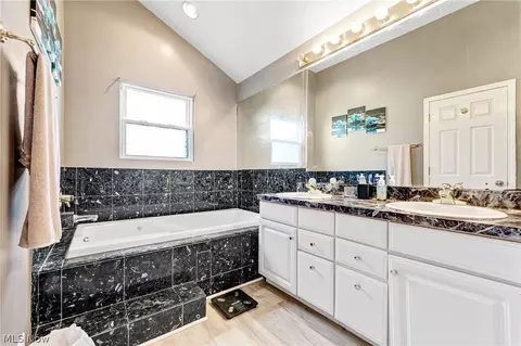 Bath - 2984 Rockefeller Rd, Willoughby Hills, OH 44092 photo 1 of 5