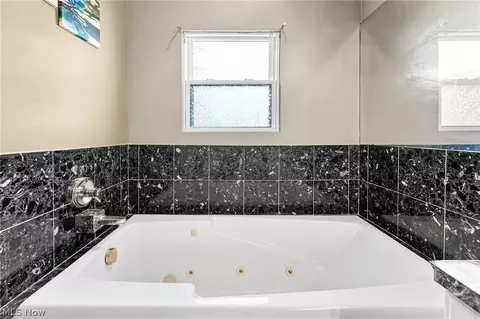 Bath - 2984 Rockefeller Rd, Willoughby Hills, OH 44092 photo 2 of 5