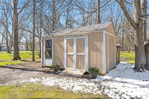 Exterior - 2984 Rockefeller Rd, Willoughby Hills, OH 44092 photo 4 of 7