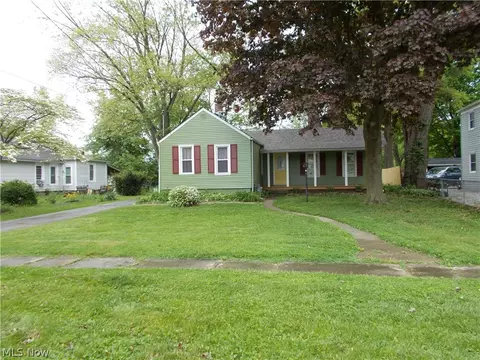 113 Glenwood St, Elyria, OH 44035