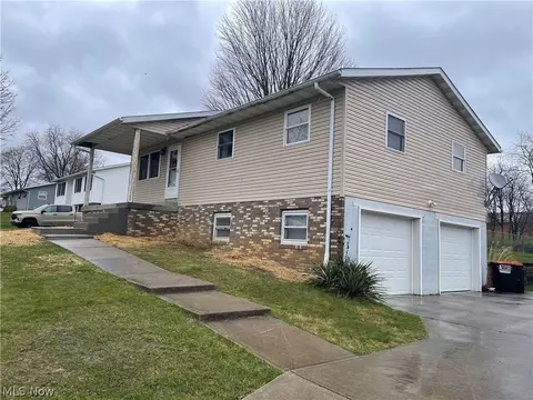 3730 Mona Dr, Zanesville, OH 43701