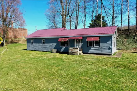 105 School Hl, Killbuck, OH 44637