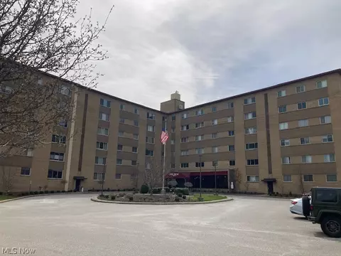 18501 Hilliard Blvd #303, Rocky River, OH 44116
