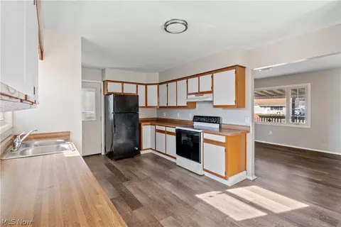 Kitchen - 2310 Morris Ave NE, Canton, OH 44705 photo 2 of 5