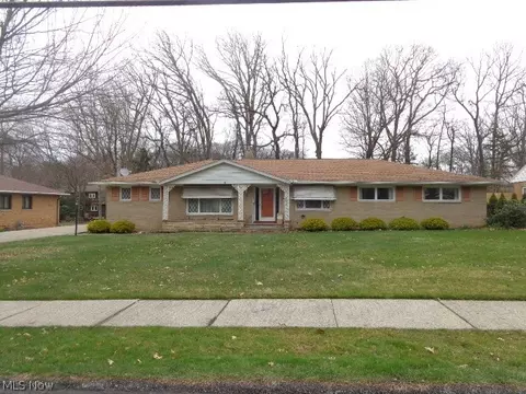 7521 Valley Villas Dr, Parma, OH 44130