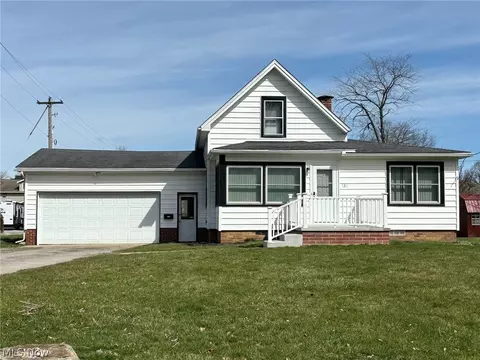 121 Woodland St SW, Hartville, OH 44632