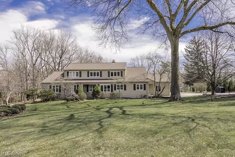 180 Sterncrest Dr, Moreland Hills, OH 44022