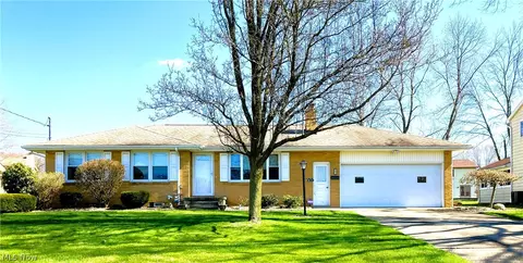 8551 Chesterton Dr, Youngstown, OH 44514