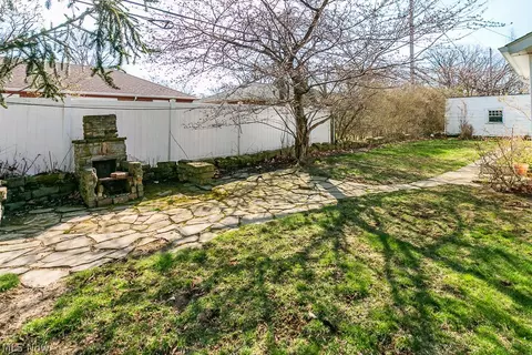 Exterior - 171 E 264th St, Euclid, OH 44132 photo 7 of 9