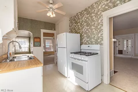 Kitchen - 171 E 264th St, Euclid, OH 44132 photo 1 of 2