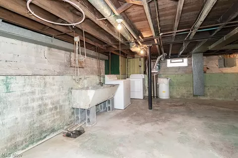 Kitchen - 171 E 264th St, Euclid, OH 44132 photo 2 of 2