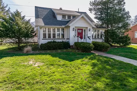 Exterior - 171 E 264th St, Euclid, OH 44132 photo 6 of 9