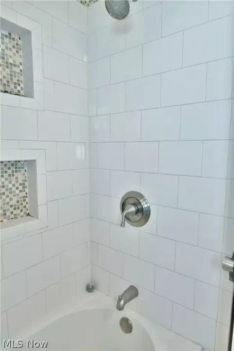 Bath - 353 Como St, Struthers, OH 44471 photo 3 of 4