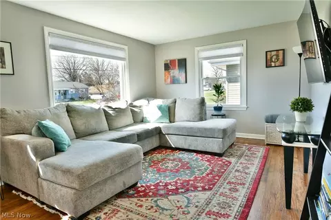 Living - 353 Como St, Struthers, OH 44471 photo 2 of 9