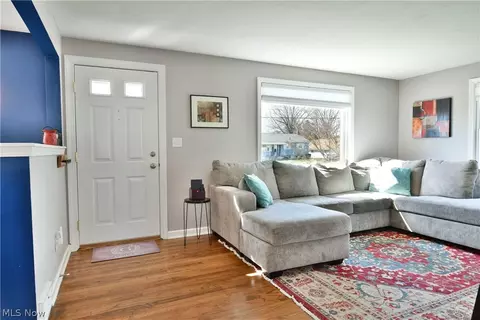 Living - 353 Como St, Struthers, OH 44471 photo 1 of 9