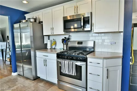 Kitchen - 353 Como St, Struthers, OH 44471 photo 3 of 4