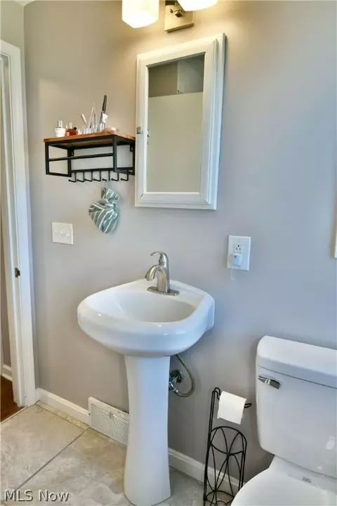 Bath - 353 Como St, Struthers, OH 44471 photo 2 of 4