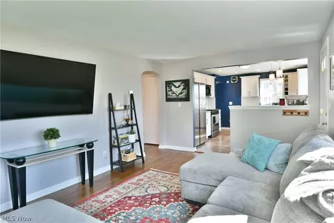 Living - 353 Como St, Struthers, OH 44471 photo 6 of 9