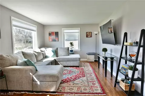 Living - 353 Como St, Struthers, OH 44471 photo 5 of 9