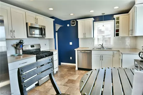 Kitchen - 353 Como St, Struthers, OH 44471 photo 2 of 4