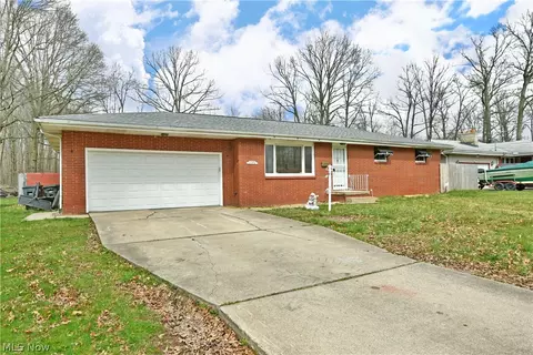2726 Beal St NW, Warren, OH 44485