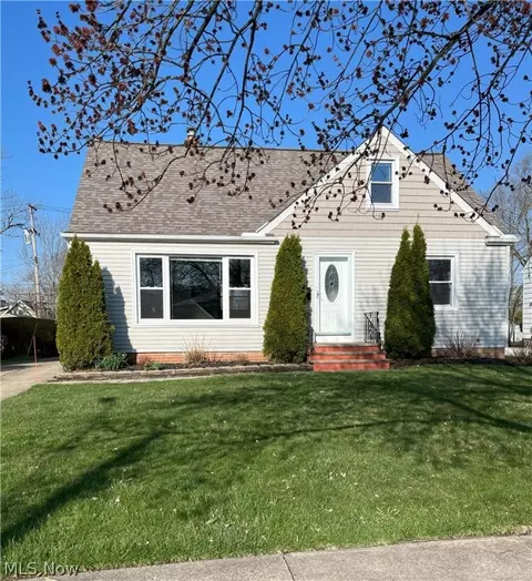 1582 Hawthorne Dr, Mayfield Heights, OH 44124